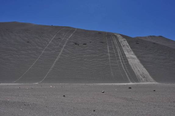 Estranhas marcas nas enormes dunas do Parque Nacional Nevado Tres Cruces, região do Paso San Francisco, próximo à Copiapo, no Chile